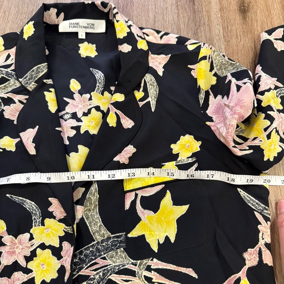 Diane Von Furstenberg Silk Button Up Blouse Women’s S Black Floral Relaxed Luxe - Picture 8 of 9